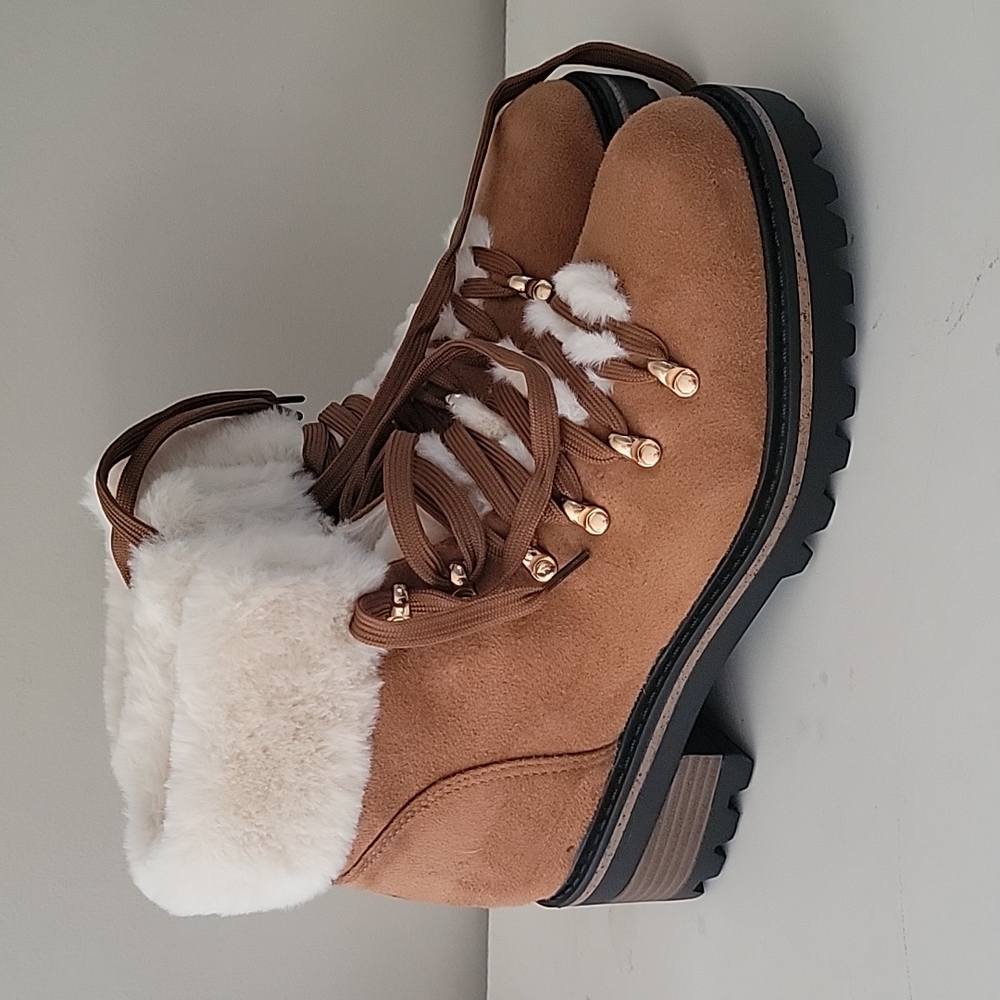 Bamboo faux fur hikers BRAND NEW SIZE 9